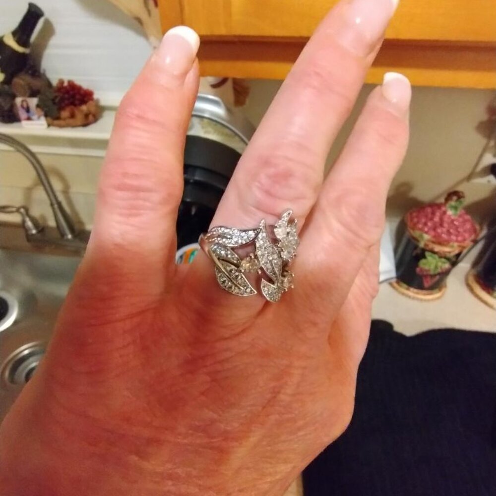 BEAUTIFUL DESIGN  (NIB) SILVER RING WITH RINSTONES - Picture 7 of 8